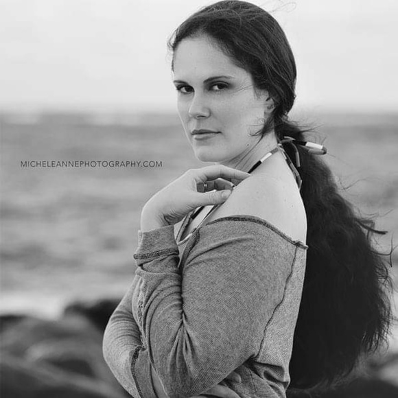 Meet your Posher, Nicole - Picture 2 of 6